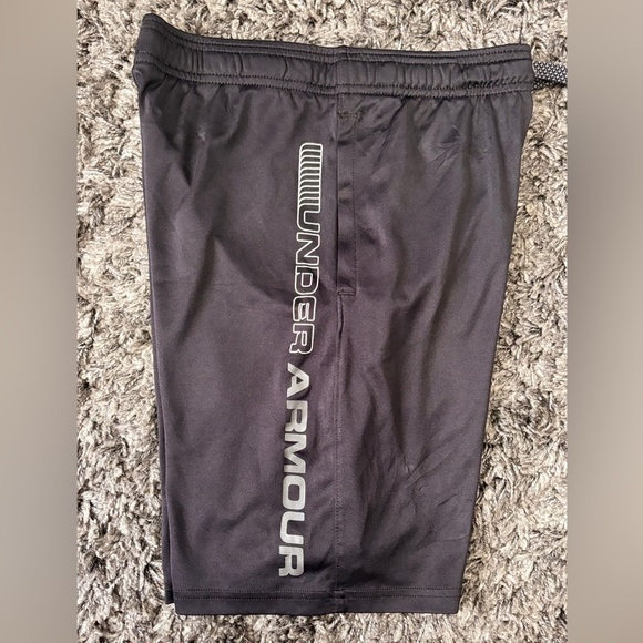 Under Armour Shorts with pockets Youth size Medium - Picture 6 of 7